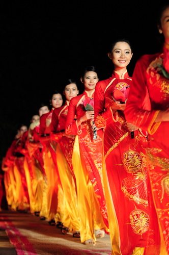 Người mẫu trình diễn áo dài Nguoi mau trinh dien ao dai