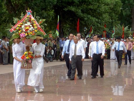 Dâng hoa trước tượng Hoàng đế dang hoa truoc tuong hoang de