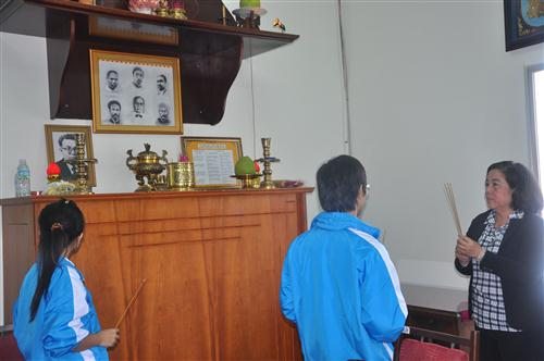 Dang huong len cac vi tien khai sang