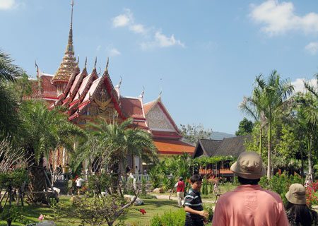 Đông đảo người dân đến chùa dong dao nguoi dan den chua