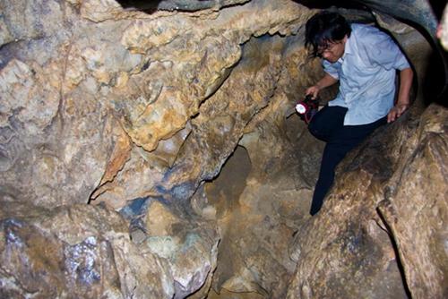 Khách du lịch khám phá hang Kim Cương khach du lich kham pha hang kim cuong