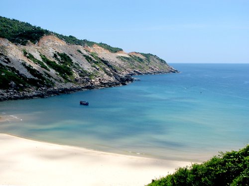 Bãi Môn với dòng suối nước ngọt đổ ra biển bai mon voi dong suoi nuoc ngot do ra bien