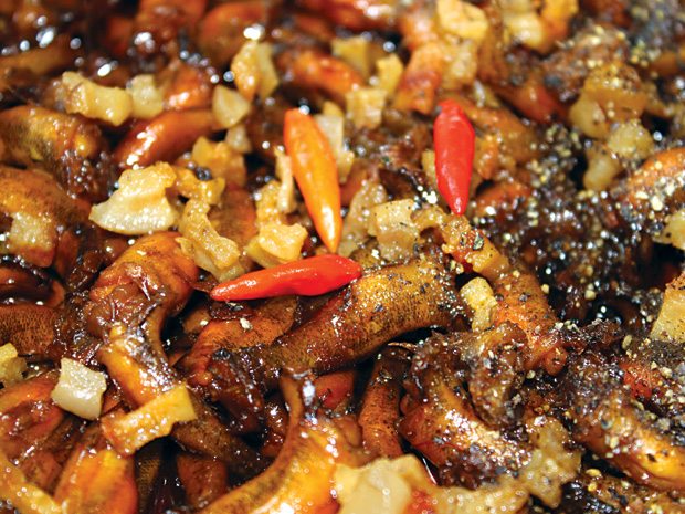 Cá bóng trứng kho tiêu ca bong trung kho tieu