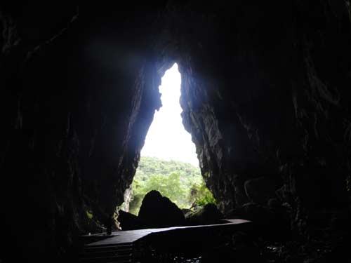 Dòng sông ngầm trong Hang Tối dong song ngam trong hang toi