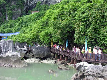 Du khách đến tham quan hang động trên Vịnh Hạ Long. Khach du lich tham quan hang dong Ha Long
