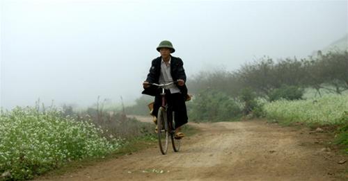 Dáng thanh niên người Mông dang thanh nien nguoi mong