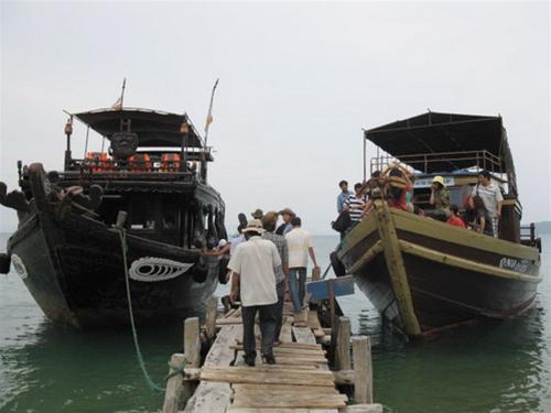 Những chuyến tàu vào ra vào biển đảo nhung chuyen tau ra vao bien dao