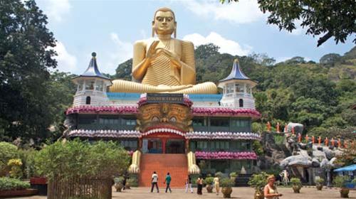 Tượng Phật vàng bên ngoài chùa Hang tuong phat vang ben ngoai chua hang