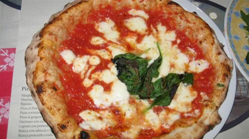 Bánh pizza - đặc sản nước Ý - Ảnh: businessinsider.com