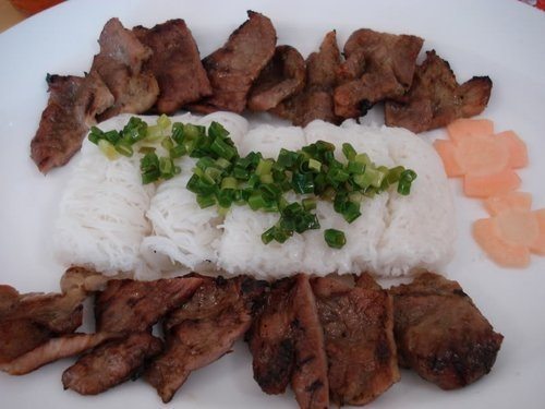 Bánh hỏi ăn với thịt nướng banh hoi an voi thit nuong