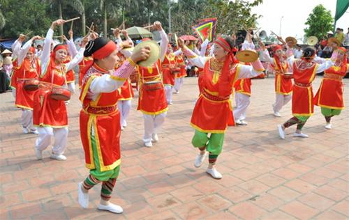 Múa Trống trong lễ hội man mua trong duoc tap luyen cong phu