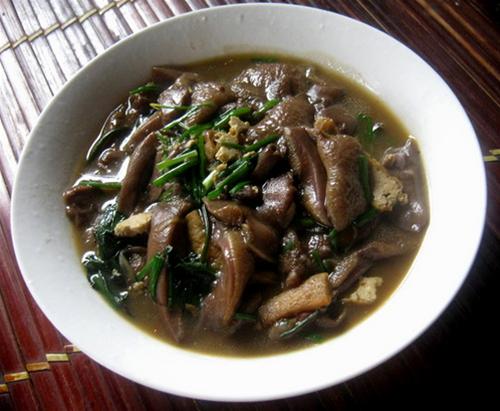 Món nấm thông xào rau lang - Ảnh: Hoàng Yến