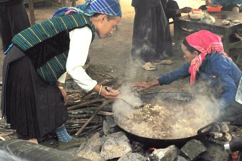 Rượu là thứ không thể thiếu tại nơi đây ruou la thu khong the thieu tai noi day