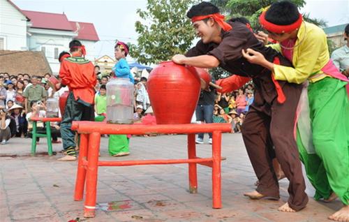 Thi bắt chạch nhieu tieng cuoi niem vui o le hoi