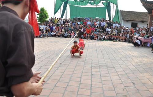 Thi câu ếch thi cau ech o le hoi
