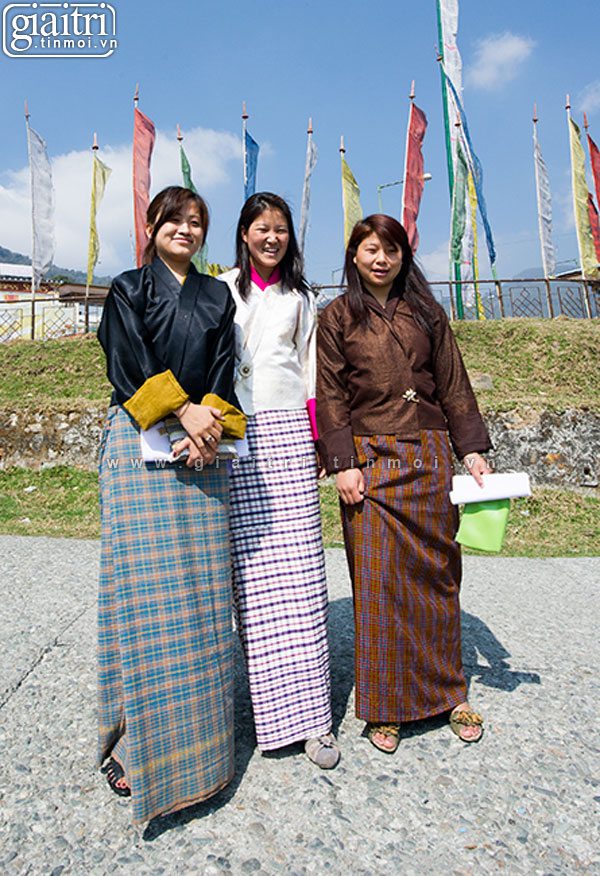 Các cô gái Bhutan mac quoc phuc nhu mot thoi quen, the hien su trung thanh va ton kinh.
