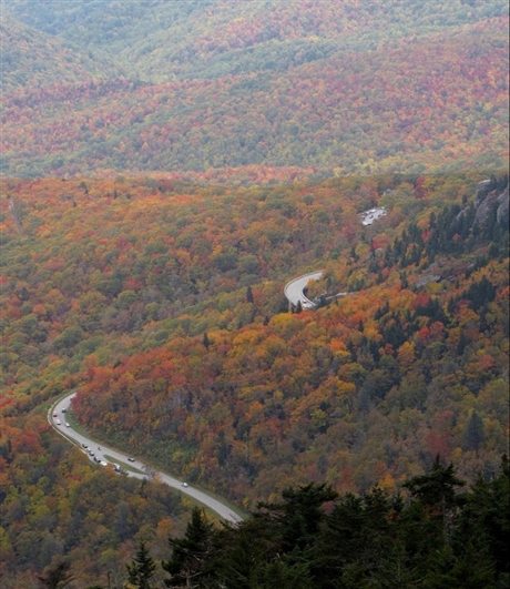 Cây cầu Linn cove viaduct nhìn từ trên cao cay cau linn cove viaduct nhin tren cao