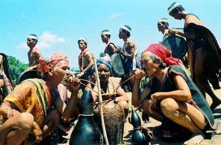 Cồng chiêng vua uong ruou can vua nghe tieng cong chieng