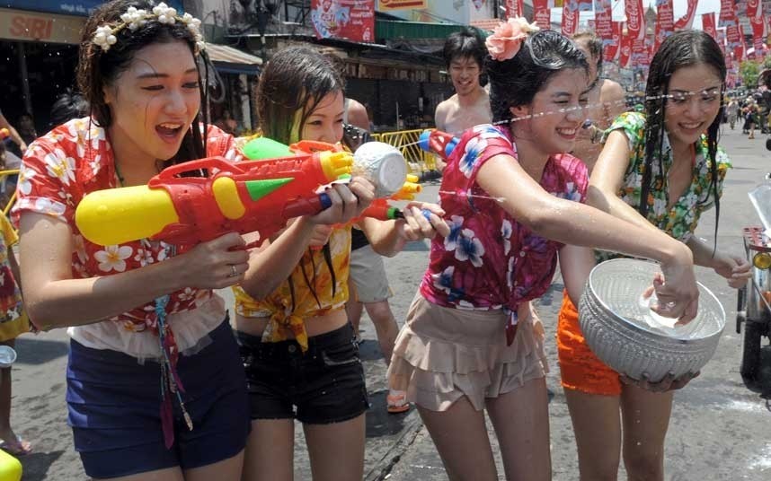Lễ hội Songkran le hoi tat nuoc vui nhon o thai