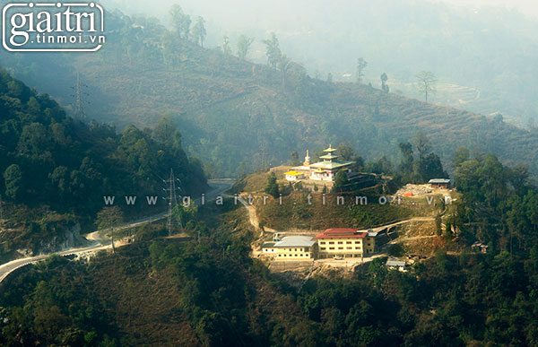 Thiên nhiên bhutan hoa dao no ro khap noi...mot khung canh thien nhien that tuyet voi...