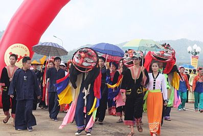 trinh dien trang phuc 54 dan toc viet nam