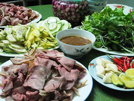 Bê thui Cầu Mống thuong thuc mon be thui cau mong khi du lich quang nam
