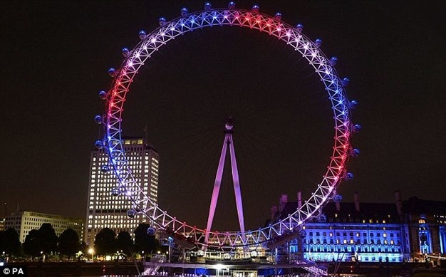 London Eye được thắp sáng London Eye duoc thap sang