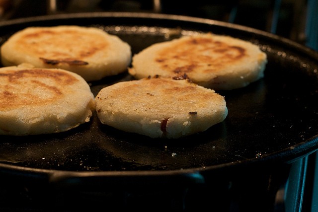 Bánh Arepa ở Nam Mỹ Banh Arepa o Nam My