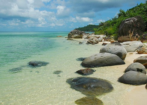 Bien Phu Quoc voi lan nuoc xanh trong