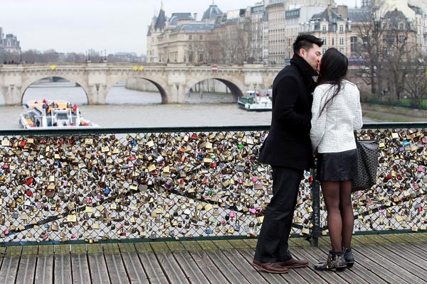 Cây cầu tình yêu nổi tiếng ở Paris Cay cau tinh yeu noi tieng o Paris