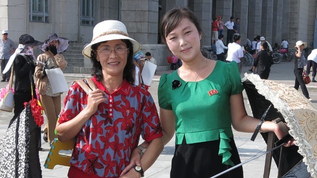 Người dân Triều Tiên đều đeo huy hiệu Nguoi dan Trieu Tien deu deo huy hieu