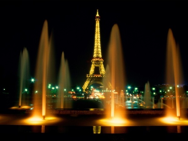 Tháp Eiffel lộng lẫy về đêm Thap Eiffel long lay ve dem