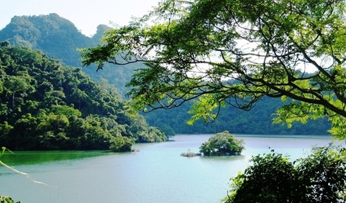 Vien ngoc thien nhien ho Ba Be