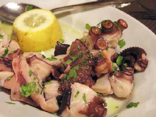 Banh tuoc luoc Polpo bollito