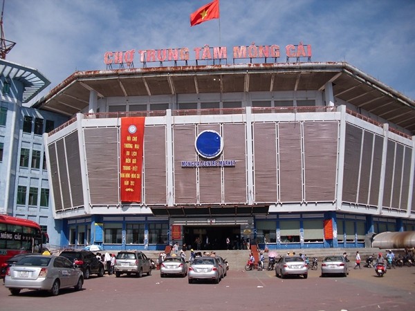Khach du lich thich cho Mong Cai