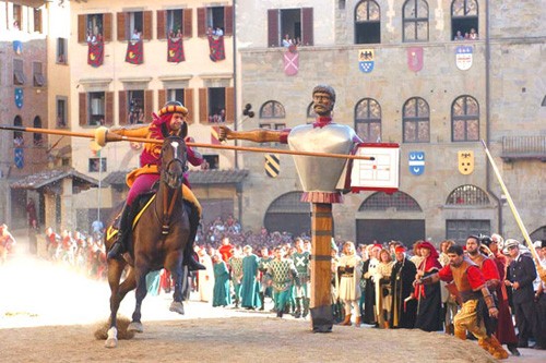 Tham gia lễ hội Giostra del Saracino Tham gia le hoi Giostra del Saracino