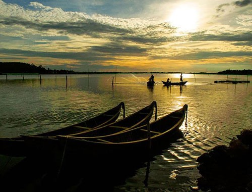Vẻ đẹp say đắm của đầm Ô Loan. Ve sep say dam cua dam O Loan