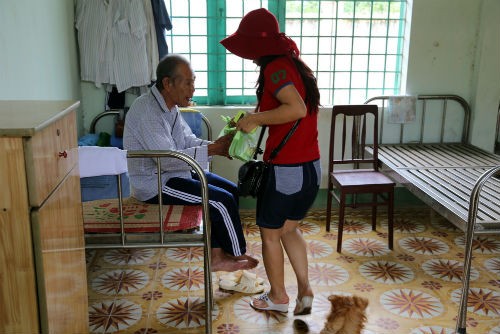 Các cụ tỏ lòng biết ơn Cac cu to long biet on