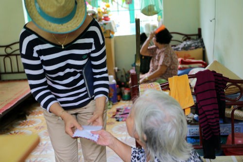 Trao quà trong trại dưỡng lão Trao qua trong trai duong lao