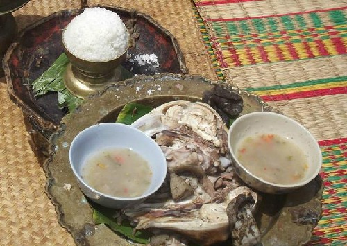 nuoc xao thit de la mon an xuat hien trong mam co cung o le hoi kate