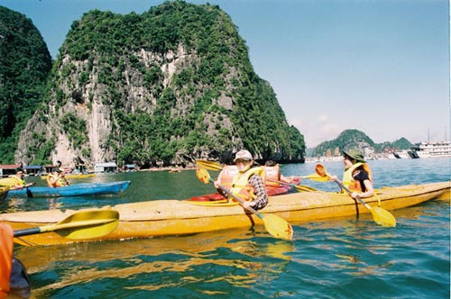Cheo thuyen kayak o Ha Long