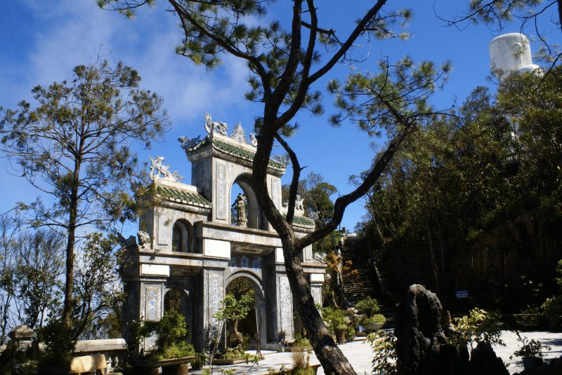 Chùa Linh Ứng ở Bà Nà Chua Linh Ung o Ba Na