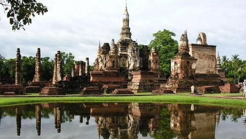 Đền thờ ẩn hiện dưới làn nước Den tho an hien duoi lan nuoc