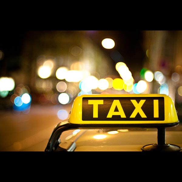 Đi taxi do nhân viên khách sạn gọi Di taxi do nhan vien khach san goi
