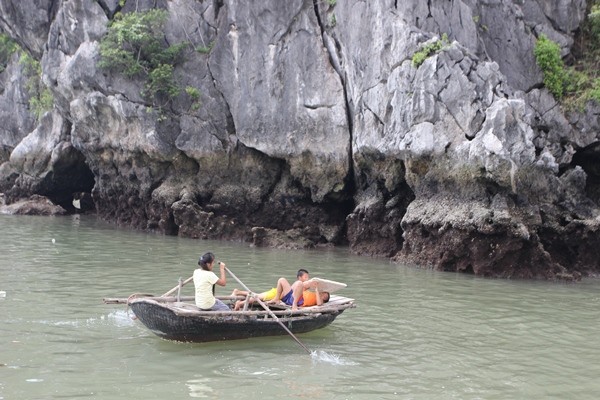 Du khách chèo thuyền Kayak Du khach cheo thuyen Kayak