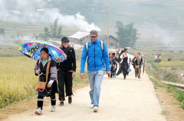 Khach du lich di bo o Sa Pa