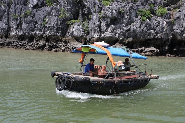 Lênh đênh trên con thuyền máy Lenh denh tren con thuyen may