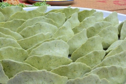 Banh khuc nang hinh tai voi