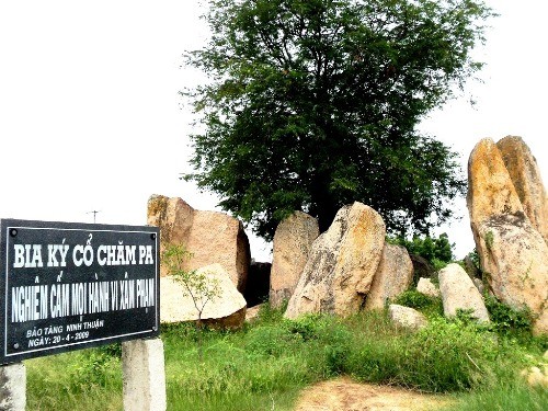 Bia ky co cua nguoi Cham
