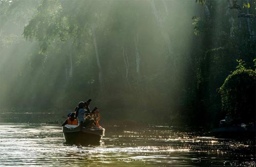 Di thuyen tren song Kinabatangan